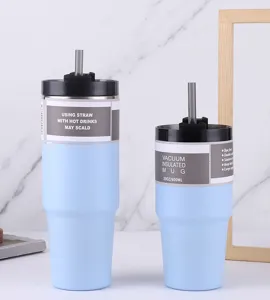 Gobelet isotherme en acier inoxydable sous vide avec paille et couvercle, detail pour voyage.