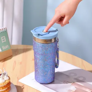 Tasse isotherme portable en titane avec bouton de couvercle sécurisé et sangle pratique pour voyage.