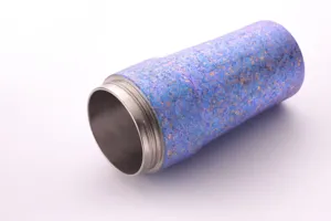 Vue détaillée du corps de tasse en titane pur tacheté de violet avec ouverture filetée.