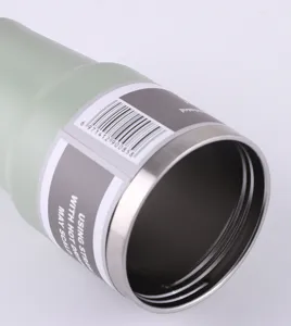 Détail de gobelet isotherme en acier inoxydable avec paille et conception sous vide à double paroi.