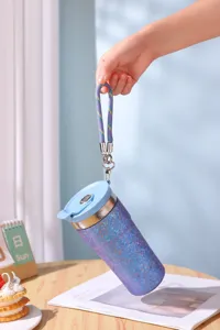 Tasse de voyage isolée en titane portable en détail, avec couvercle aimanté et filtre à thé.