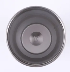 Détail intérieur de la tasse isotherme en acier inoxydable montrant la qualité 304 et la finition.