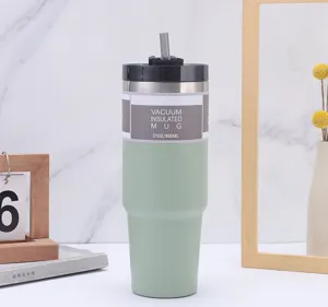 Vue detaillee du gobelet isotherme en acier inoxydable de 900ml avec paille et couvercle.