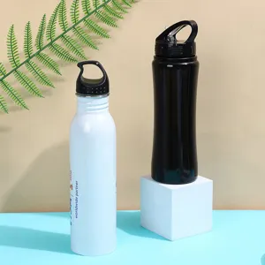Dettaglio di due borracce sportive da esterno, con una bottiglia in metallo bianco e un thermos nero.