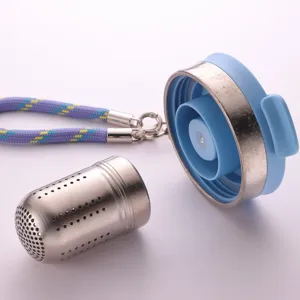 Infuseur à thé en acier inoxydable et couvercle de rechange pour bouteille isolante.