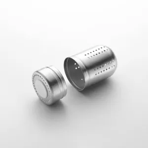 Vue détaillée du filtre à thé en titane, design fendu magnétique avec des trous de filtre.