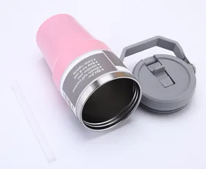 Gobelet en acier inoxydable rose avec poignée et paille, isotherme à double paroi.