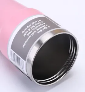 Gobelet isotherme en acier inoxydable rose vue de detail montrant le bord de tasse.