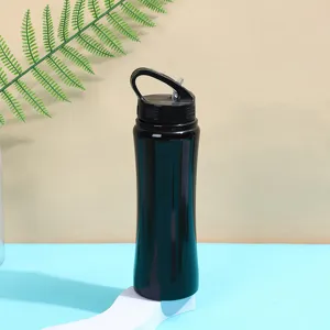 Vista dettagliata della borraccia sportiva portatile nera con impugnatura ergonomica.