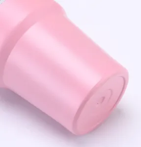Vue en gros plan des details de conception du fond et du cote du gobelet en acier.
