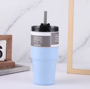 Tasse isotherme en acier inoxydable vue de détail, gobelet de voyage 600ml avec paille.
