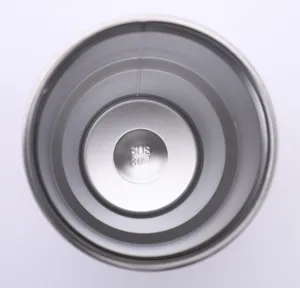 Détail intérieur de gobelet en inox, matériau 304 de qualité alimentaire, paroi lisse.