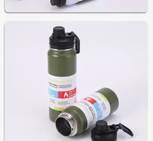 Bouteille d'eau de sport isotherme sous vide en acier inoxydable avec poignée.