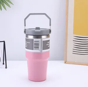 Gobelet isotherme en acier inoxydable rose avec poignée et couvercle pour voyage et usage quotidien.