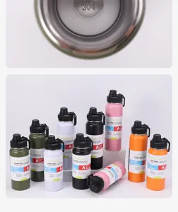 Gourde isotherme en acier inoxydable, détail de bouteille de sport sous vide.