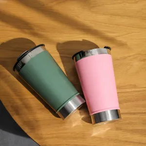 Gobelet de voyage isotherme en acier inoxydable à double paroi avec finition mate.