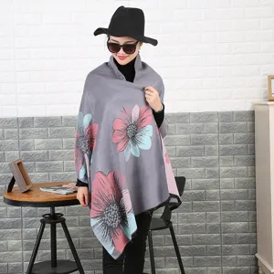 Modelo con bufanda gris de cachemira sintética con estampado de girasol y sombrero negro.