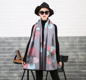 Elegante chal pashmina gris con estampado de girasol rosa llevado por una modelo femenina