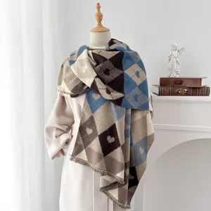 Détail d'une écharpe jacquard imitation cachemire à motifs losanges et cœurs.