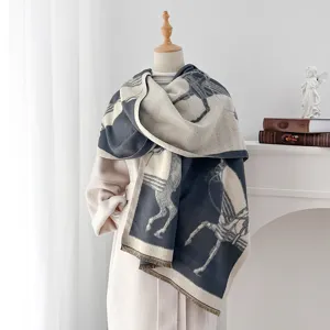 Primer plano de bufanda jacquard vintage con motivo de caballo y flecos en maniquí