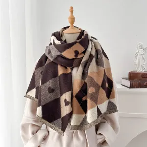 Détail du motif jacquard à losanges et cœurs sur une écharpe en imitation cachemire à franges