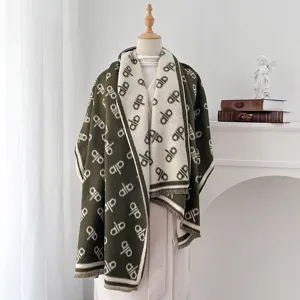 Detail eines doppelseitigen Jacquard-Schals mit Buchstaben und Fransen für den Winter