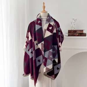 Détail d'une écharpe châle épaisse en jacquard à motifs de cœur argyle avec des franges