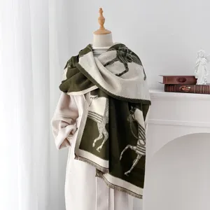 Primer plano de un elegante chal jacquard con diseño de caballo retro y detalles de flecos.