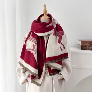 Elegante chal grueso con estampado jacquard de caballo retro y flecos granate