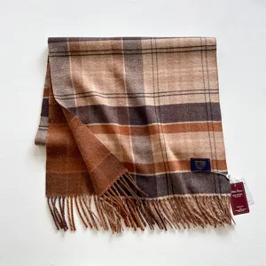 Bufanda clásica a cuadros de lana marrón con flecos para un look de otoño e invierno