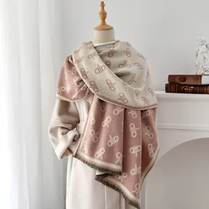 Detailansicht eines doppelseitigen Jacquard-Schals mit Alo-Muster und weichen Fransen