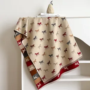 Elegante sjaal met kasjmiergevoel en een meerkleurig paardenpatroon print en fijne franjes