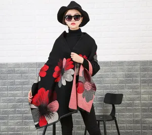 Modelo asiática luciendo un chal grueso negro con flores de estilo cachemira para el invierno