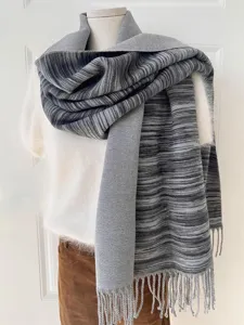 Eleganter grau gestreifter doppelseitiger warmer Pashmina-Schal auf einer Modepuppe