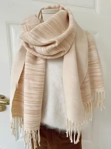 Detailansicht eines hochwertigen gestreiften Winterschals mit eleganten weichen Fransen.