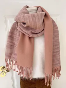 Detail eines eleganten, rosa gestreiften, doppelseitigen Schals mit weichen Fransen