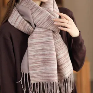 Detailansicht eines gestreiften Schals in Pink und Beige mit Fransen aus Kaschmirimitat