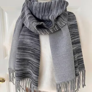 Eleganter grauer gestreifter Schal aus Kaschmirimitat für Damen mit weichen Fransen und Wendesign