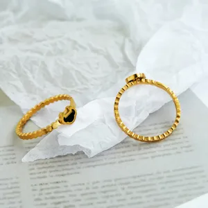 Détail de la bague ondulée en acier titane plaqué or 18 carats avec petit verrou ruyi