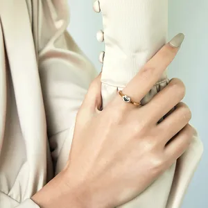 Vue détaillée d'une bague plaquée or 18 carats avec un charm cadenas Ruyi noir au doigt