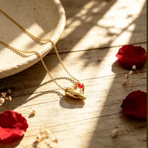 Collar vintage de corazón asimétrico en oro con esmalte rojo y detalle de estrella