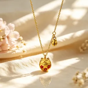Collana Pendente Gatto della Fortuna Stile Cinese Con Fiore Rosso Smaltato Campanello Placcato Oro Acciaio al Titanio Girocollo Donna