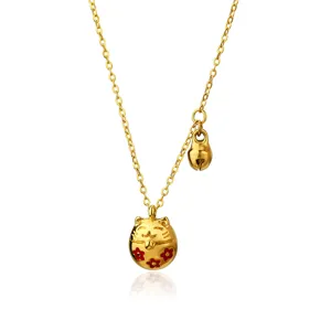 Collana Maneki-neko dorata con fiori in smalto rosso e un piccolo ciondolo a campanello
