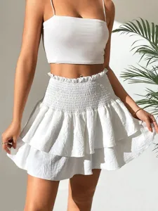 Mini-jupe d'été blanche à volants et détail de crop top avec une taille élastique.