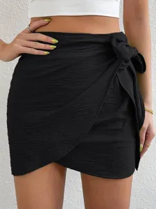 Falda mini envolvente de talle alto lisa irregular con lazo lateral para la playa.