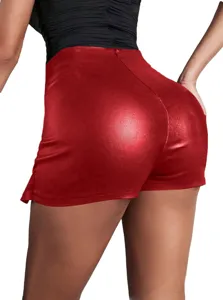 Rode metallische PU leer strakke minirok detailweergave, slanke pasvorm modieuze stijl.