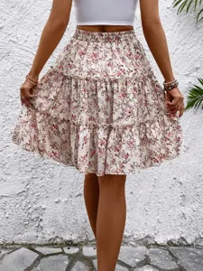 Minigonna a balze stampata con vita elastica alta per un look estivo casual da donna elegante.