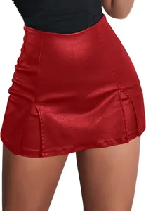 Detail rode PU lederen minirok, hoge taille heupomspannende ontwerp met voorsplit voor dames.