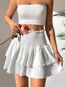 Ensemble haut court d'été blanc et mini-jupe plissée à volants taille haute.