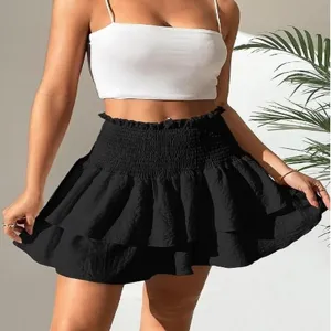 Vue détaillée d'une élégante mini-jupe noire taille haute à volants et taille élastique.